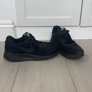 Nike size 8 all black sneakers